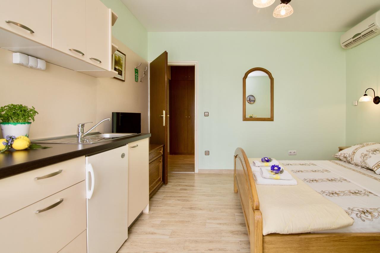 Guest House Adria Sveti Filip i Jakov Extérieur photo